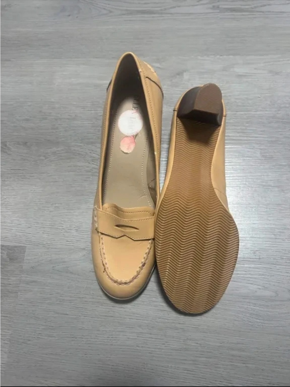 Ellen Tracy Beige/Tan Classic Penny Loafers Size 7